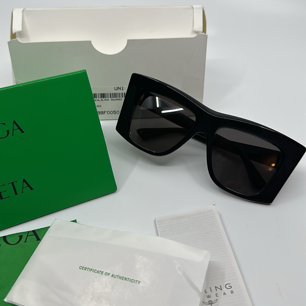Bottega Veneta black visor sunglasses with case and cloth - Picture 3 of 16